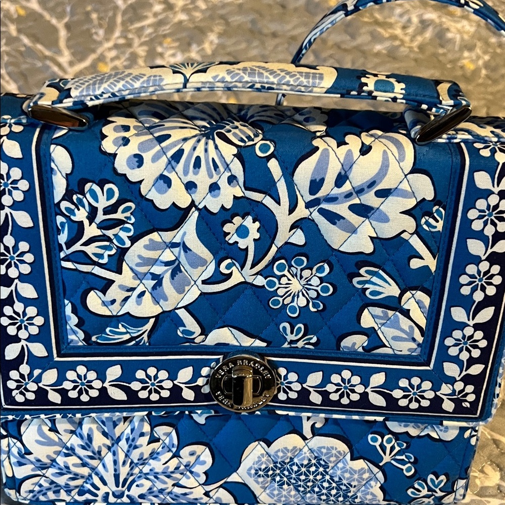 NWOT Vera Bradley bag. Structured bag!! Absolutely perfect!! This bag is so cute - Picture 3 of 5